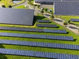 Sondaj: 6 din 10 români consideră energia regenerabilă cheia independenţei energetice